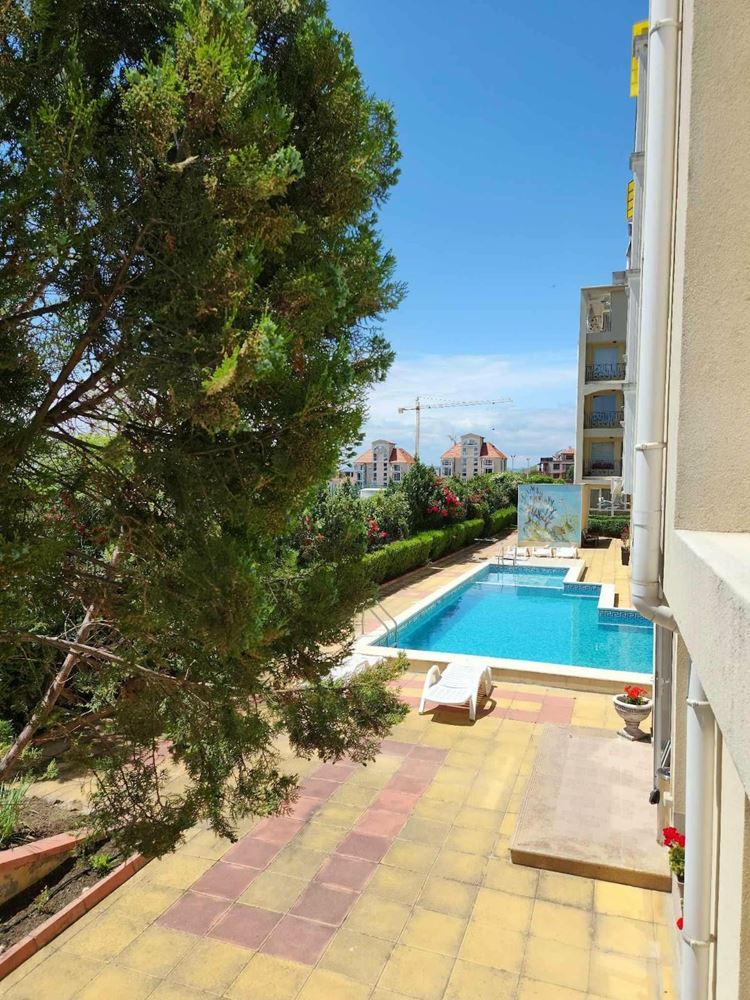 Komfort i funkcjonalność nad morzem – w pełni umeblowany apartament z jedną sypialnią w Świętym Własie