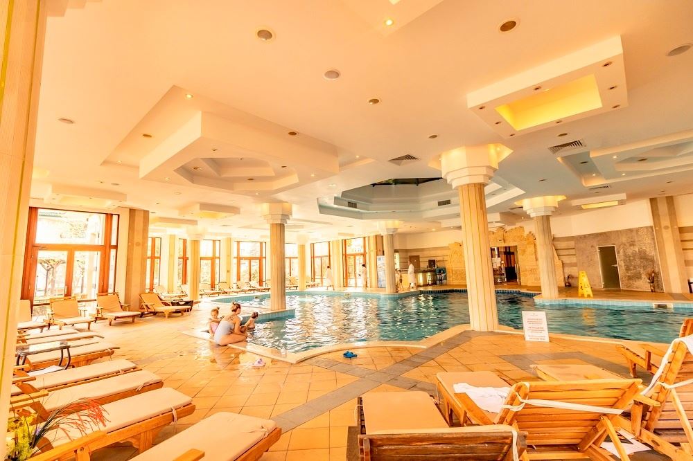 Mieszkanie dwupokojowe (z jedną sypialnią) w pierwszej linii morza w Ravda – luksus, natura i widok na basen