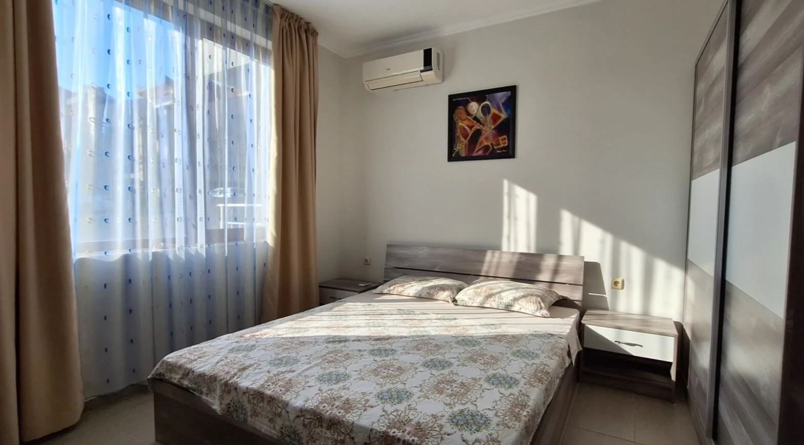 Apartament z jedną sypialnią na pierwszej linii brzegowej w Świętym Własie – przytulna nieruchomość z widokiem na basen i morze