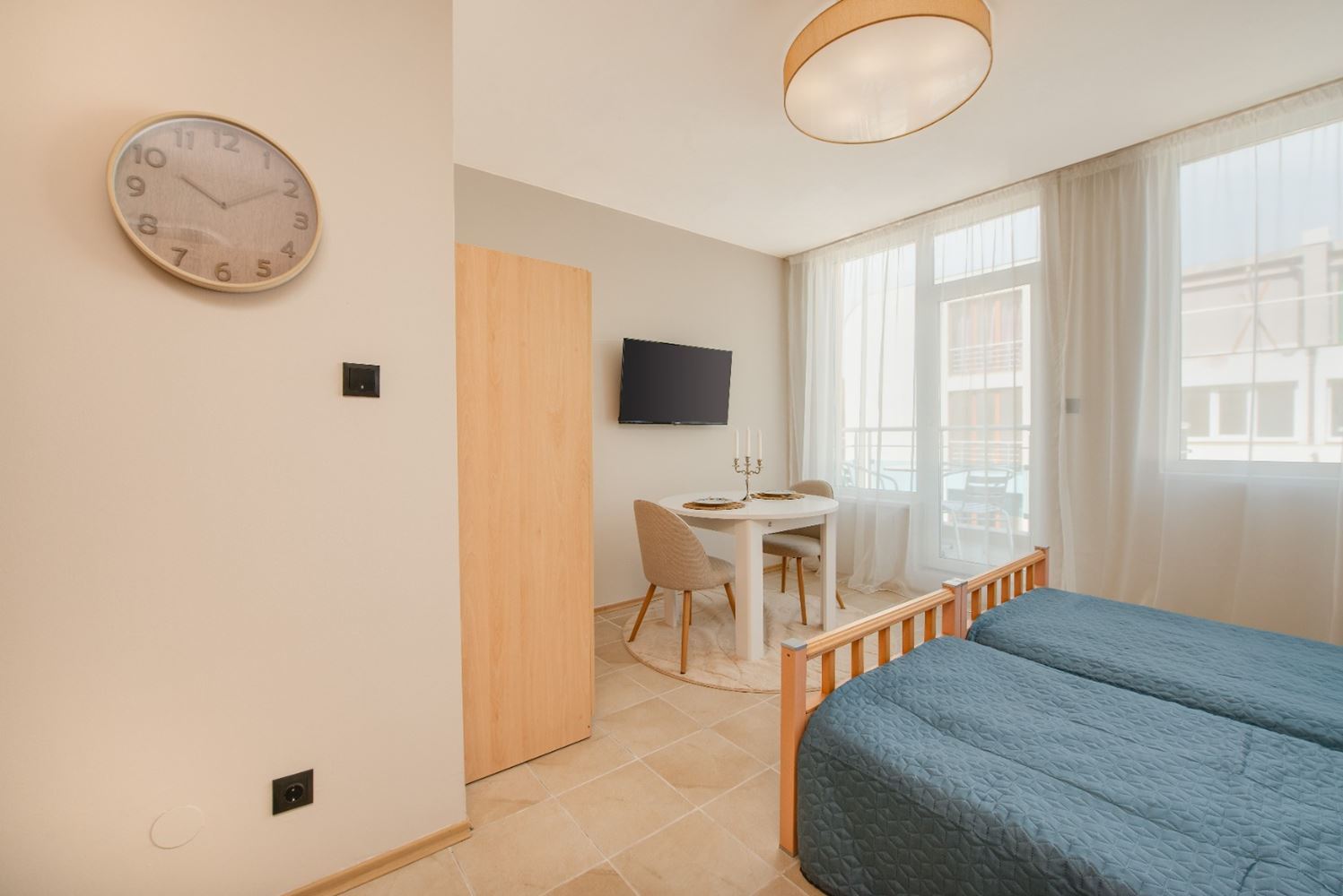 Słoneczne i przestronne studio z widokiem na morze w Rawdzie – 100 m od plaży, w zadbanym kompleksie z basenem i zielenią