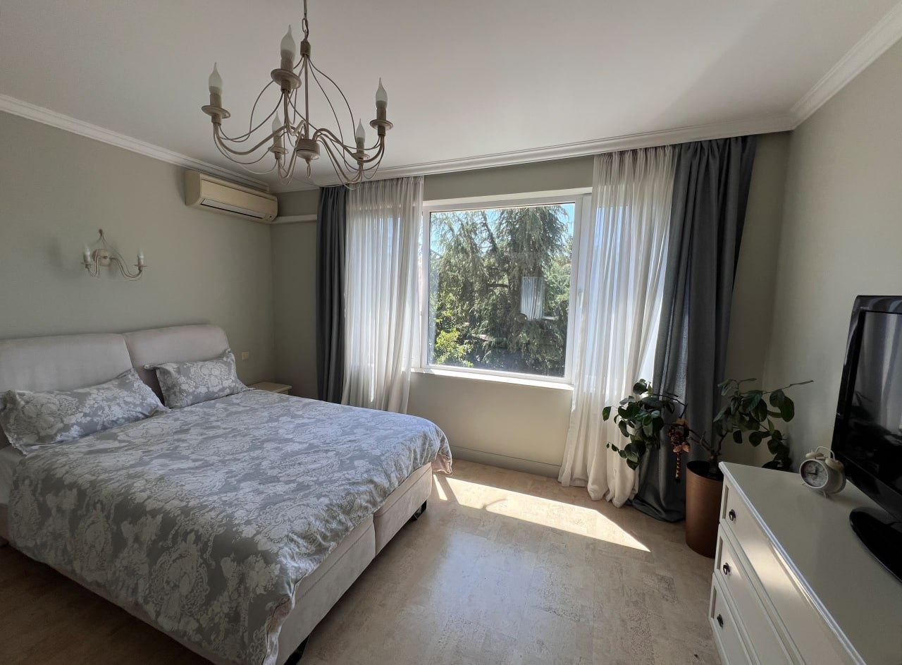 Przestronny apartament z trzema sypialniami i panoramicznym widokiem na morze, tylko 50 metrów od plaży – niska opłata za utrzymanie!