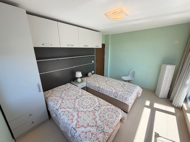 Przestronny apartament z 2 sypialniami w pierwszej linii brzegowej z frontalnym panoramicznym widokiem na morze