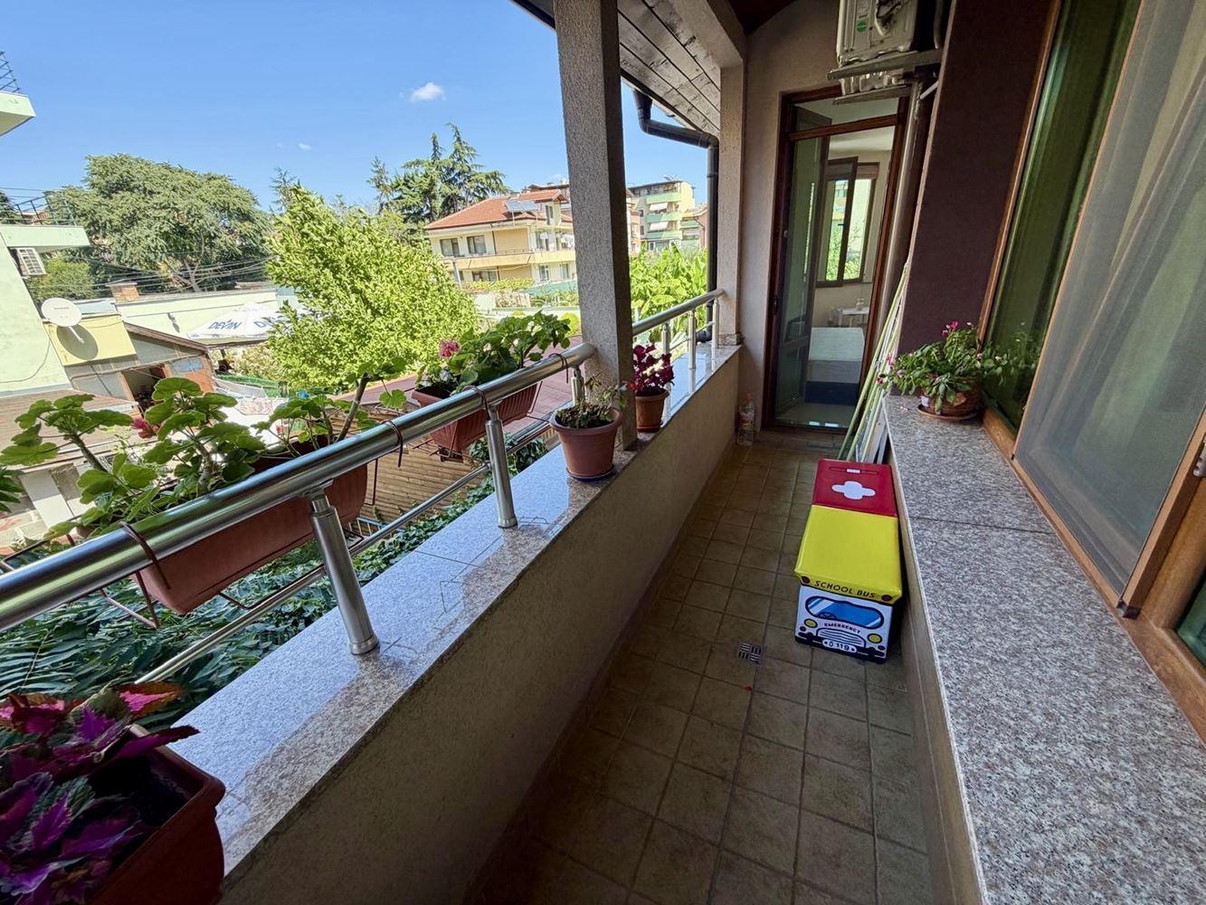 Sarafovo – przestronny apartament z jedną sypialnią, Aktem 16, minimalną opłatą za utrzymanie i pełnym umeblowaniem