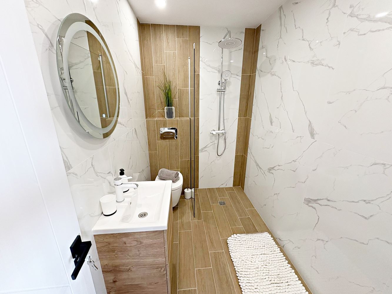 Dwa niezależne przestrzenie mieszkalne z widokiem na morze w centrum Świętego Własu – designerskie wnętrze i własne miejsce parkingowe