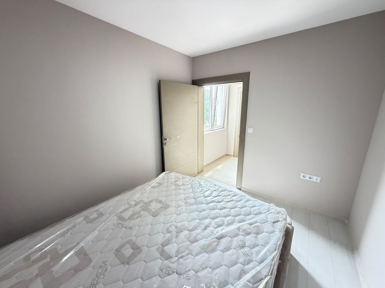 Słoneczny Brzeg – przytulny apartament z jedną sypialnią, ekspozycją południową i pięknym widokiem na basen