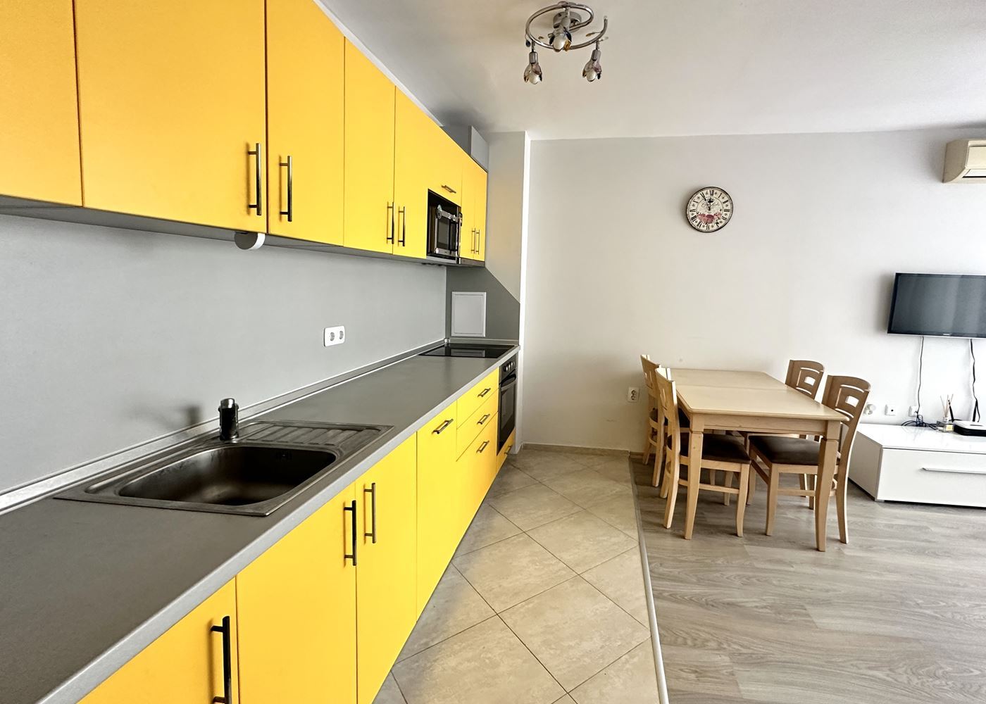 Mieszkanie z jedną sypialnią 100 m od plaży w Pomorie – komfort, wygoda i widok na morze