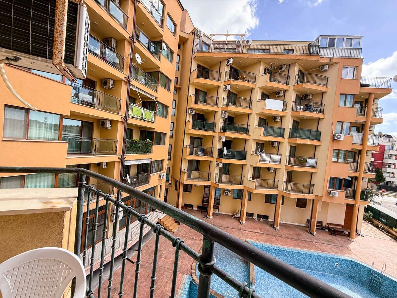 Słoneczny Brzeg: przytulny apartament z jedną sypialnią z niską opłatą za utrzymanie