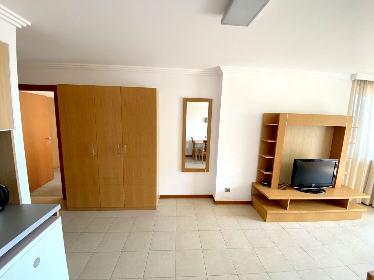 Mieszkanie dwupokojowe (z jedną sypialnią) w pierwszej linii morza w Ravda – luksus, natura i widok na basen