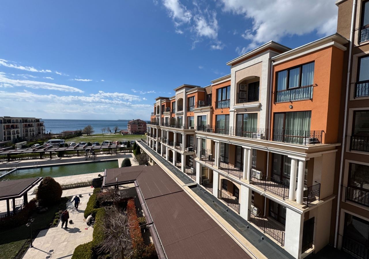 Studio w pierwszej linii brzegowej z widokiem na morze w luksusowym kompleksie – w pełni umeblowane i gotowe do użytku