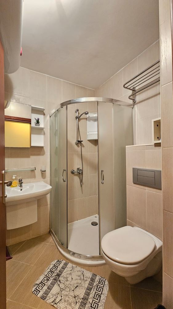 Przytulny i stylowo umeblowany apartament z jedną sypialnią i częściowym widokiem na morze