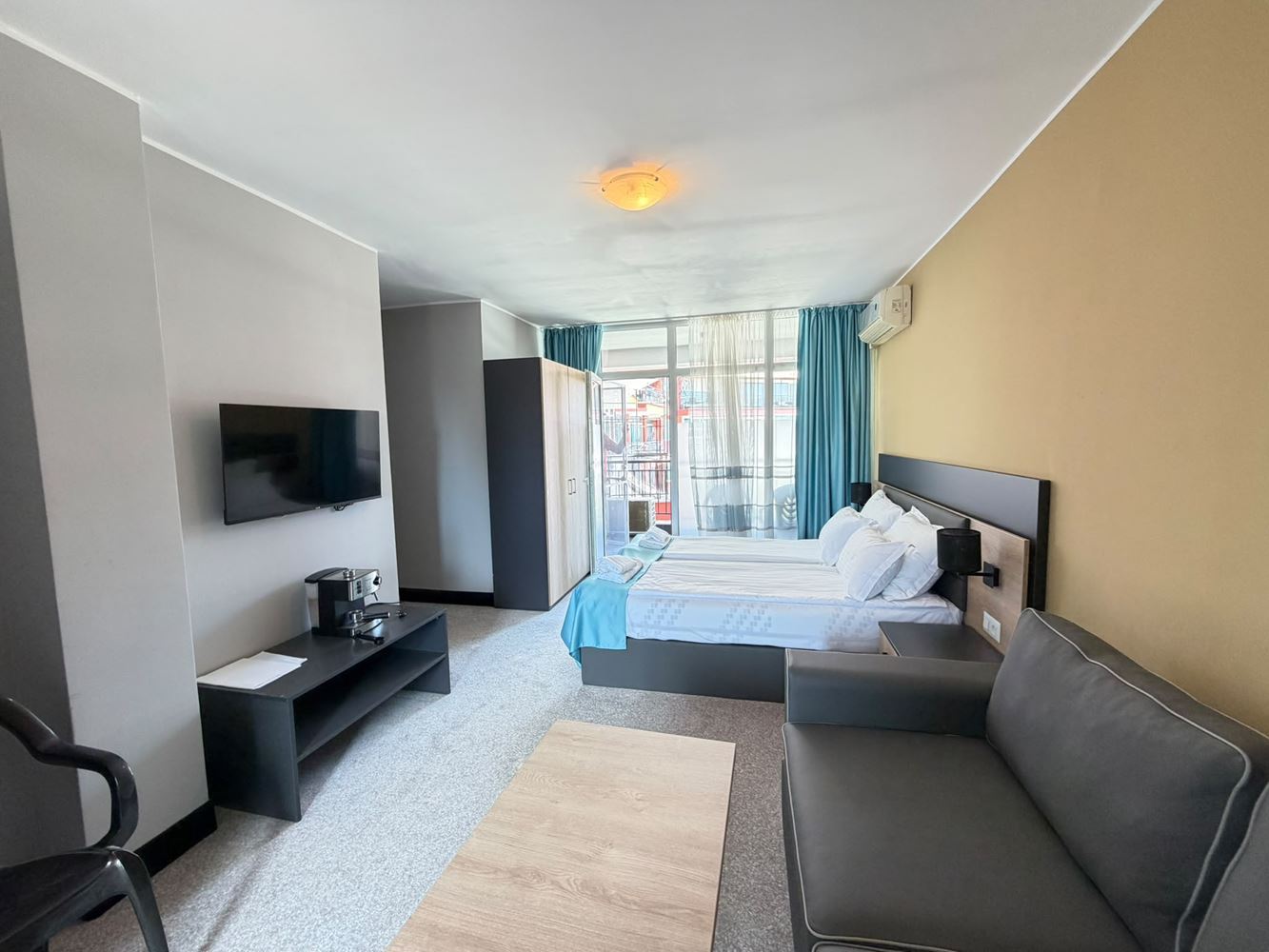 Luksusowy apartament w pierwszej linii morza w Słonecznym Brzegu z frontalnym widokiem na morze