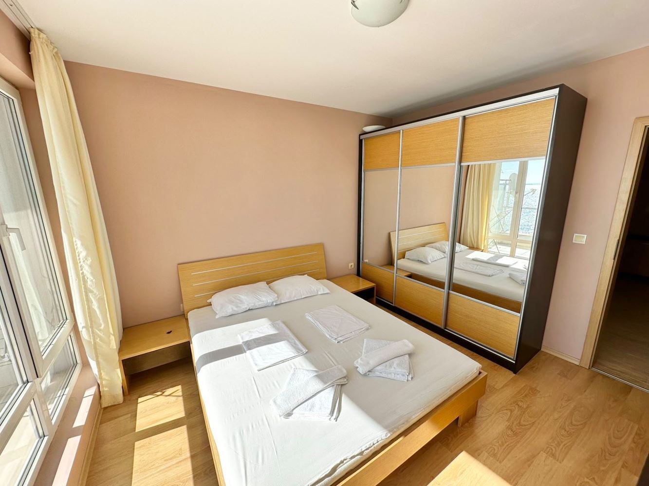 Pierwsza linia brzegowa w Sveti Vlas – imponujący apartament dwupoziomowy z trzema sypialniami, panoramicznym widokiem i ogromnym tarasem