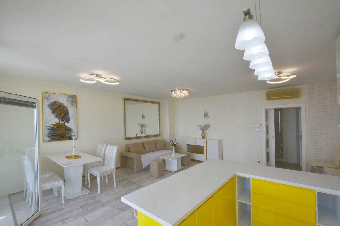 Luksusowy apartament trzypokojowy z widokiem na morze na pierwszej linii w Rawdzie – 114 m², dwa tarasy i pełen komfort