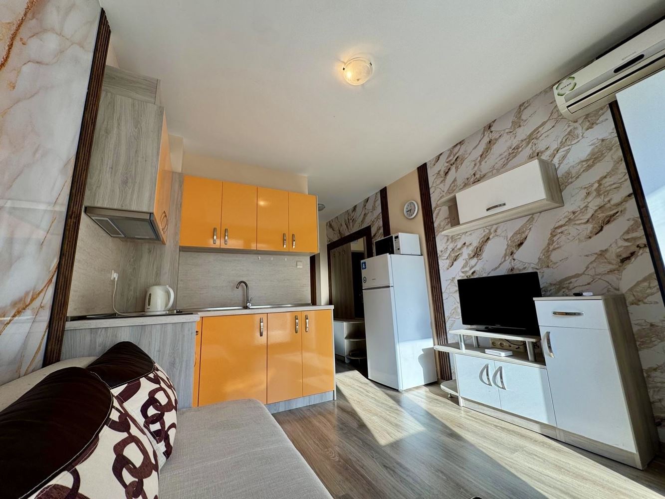 Umeblowane studio – praktyczna nieruchomość nad morzem w Nesebyrze, gotowa do zamieszkania