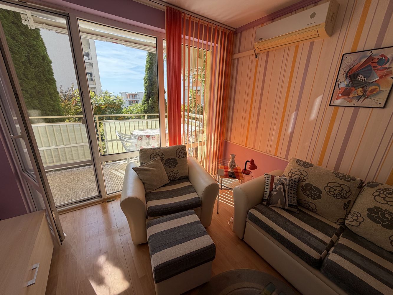 Apartament z jedną sypialnią, przestronnym tarasem i widokiem na morze w Sveti Vlas – 300 metrów od plaży