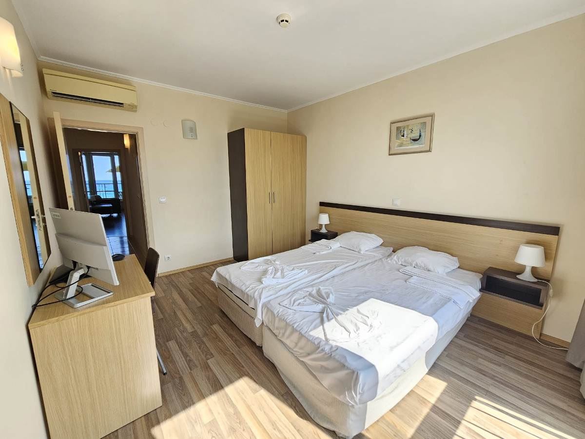 Luksusowy apartament z trzema sypialniami na pierwszej linii brzegowej w Obzorze – panoramiczny widok na morze i góry