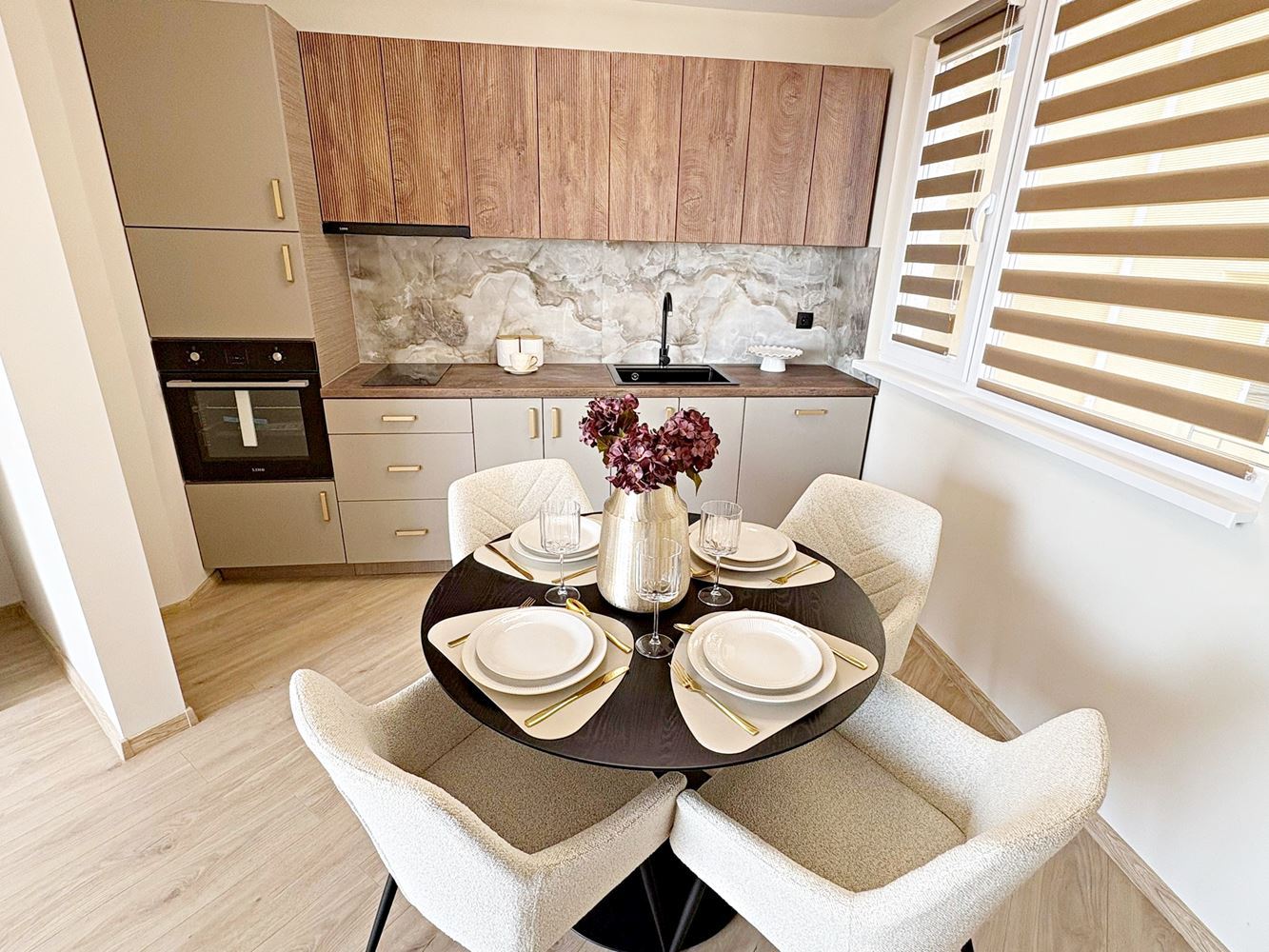 Dwa niezależne przestrzenie mieszkalne z widokiem na morze w centrum Świętego Własu – designerskie wnętrze i własne miejsce parkingowe