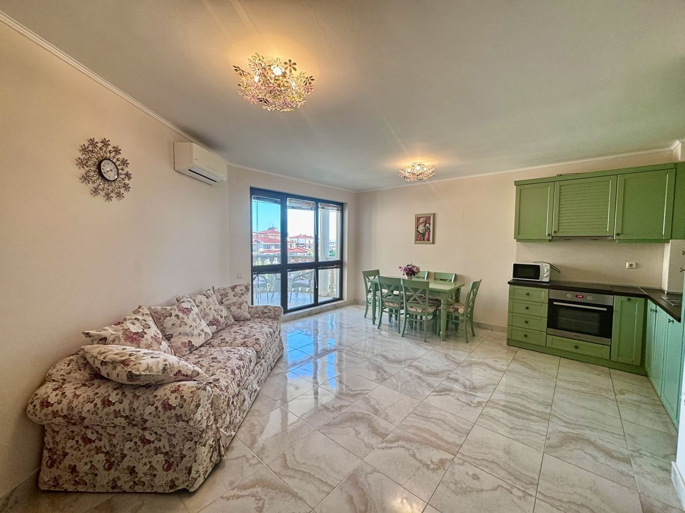 Przestronny trzypokojowy apartament z panoramicznym widokiem na morze w prestiżowym kompleksie w Nesebyrze – komfort, przestrzeń i imponujące widoki