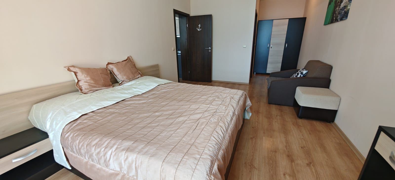 Doskonała okazja w Świętym Własie – umeblowany przestronny apartament z jedną sypialnią blisko plaży