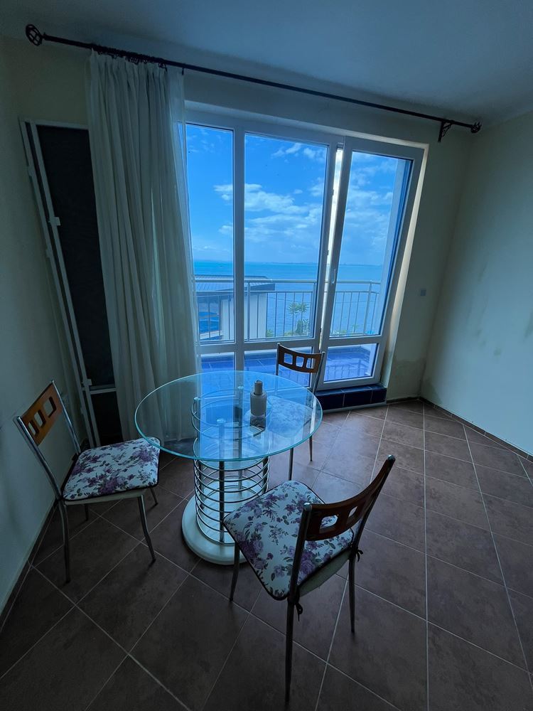 Apartament z dwiema sypialniami w pierwszej linii brzegowej w Pomorie z imponującą panoramą morza