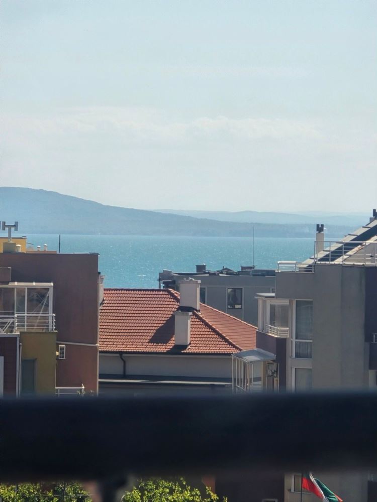 Przestronny apartament z dwiema sypialniami i częściowym widokiem na morze – doskonała lokalizacja blisko centrum i plaży