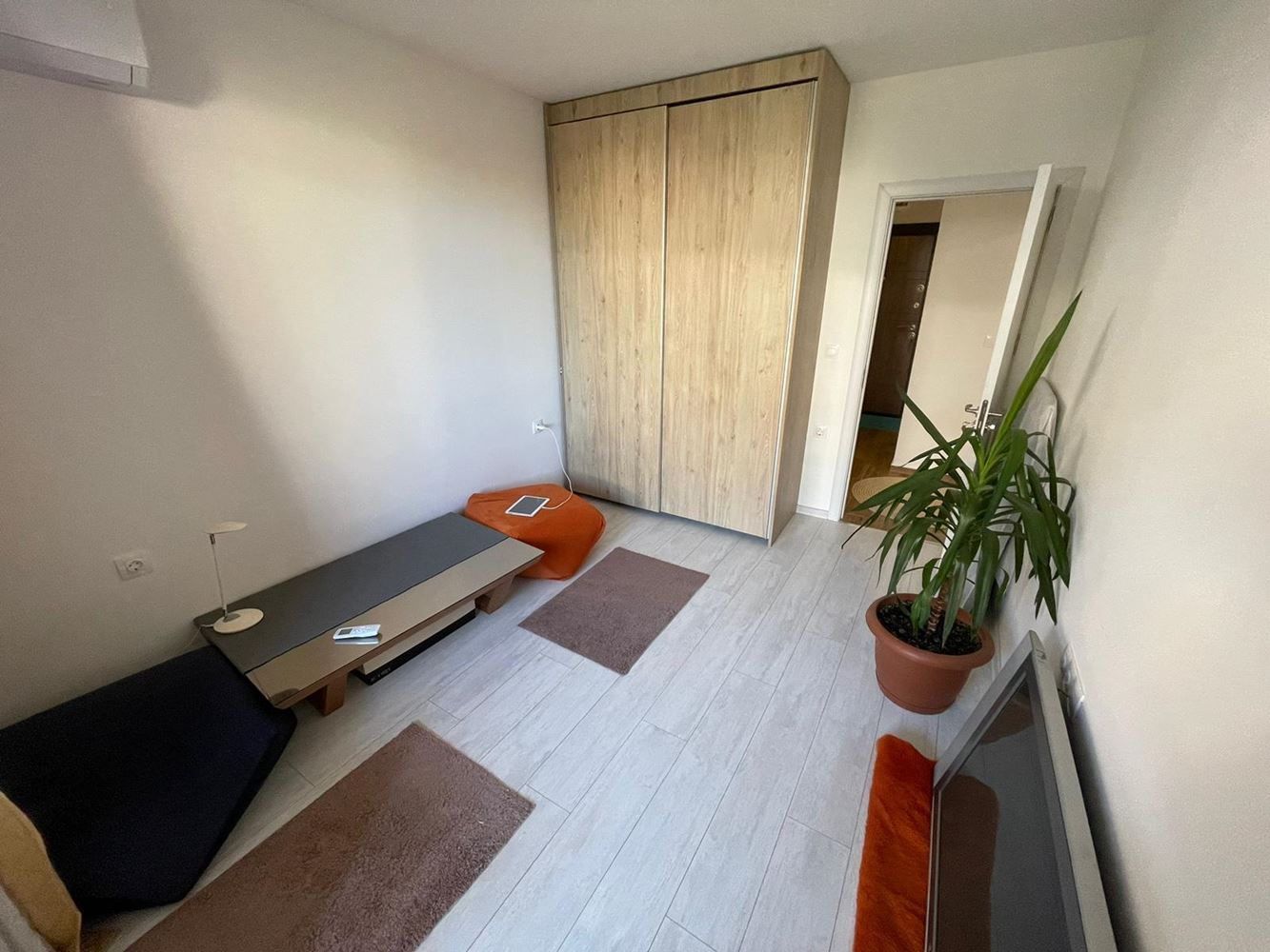 Umeblowane mieszkanie z jedną sypialnią bez opłaty za utrzymanie w Sarafowie