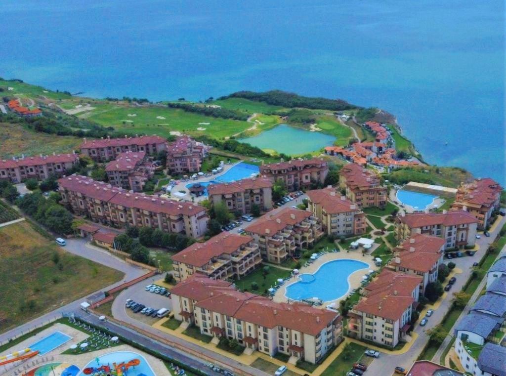Przestronny umeblowany apartament z dwiema sypialniami i widokiem na morze w pobliżu Bałcziku – komfort wśród natury i Golfowej Riwiery