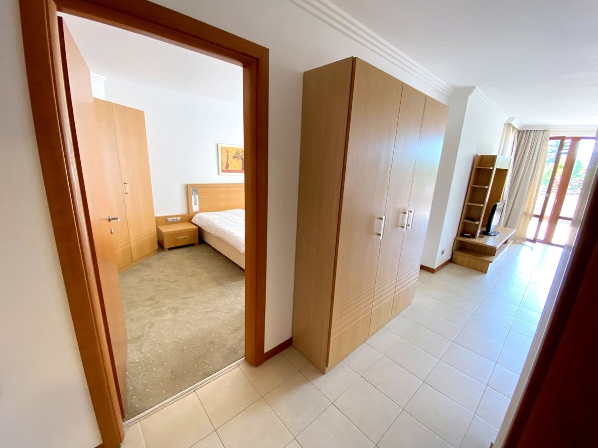 Mieszkanie dwupokojowe (z jedną sypialnią) w pierwszej linii morza w Ravda – luksus, natura i widok na basen