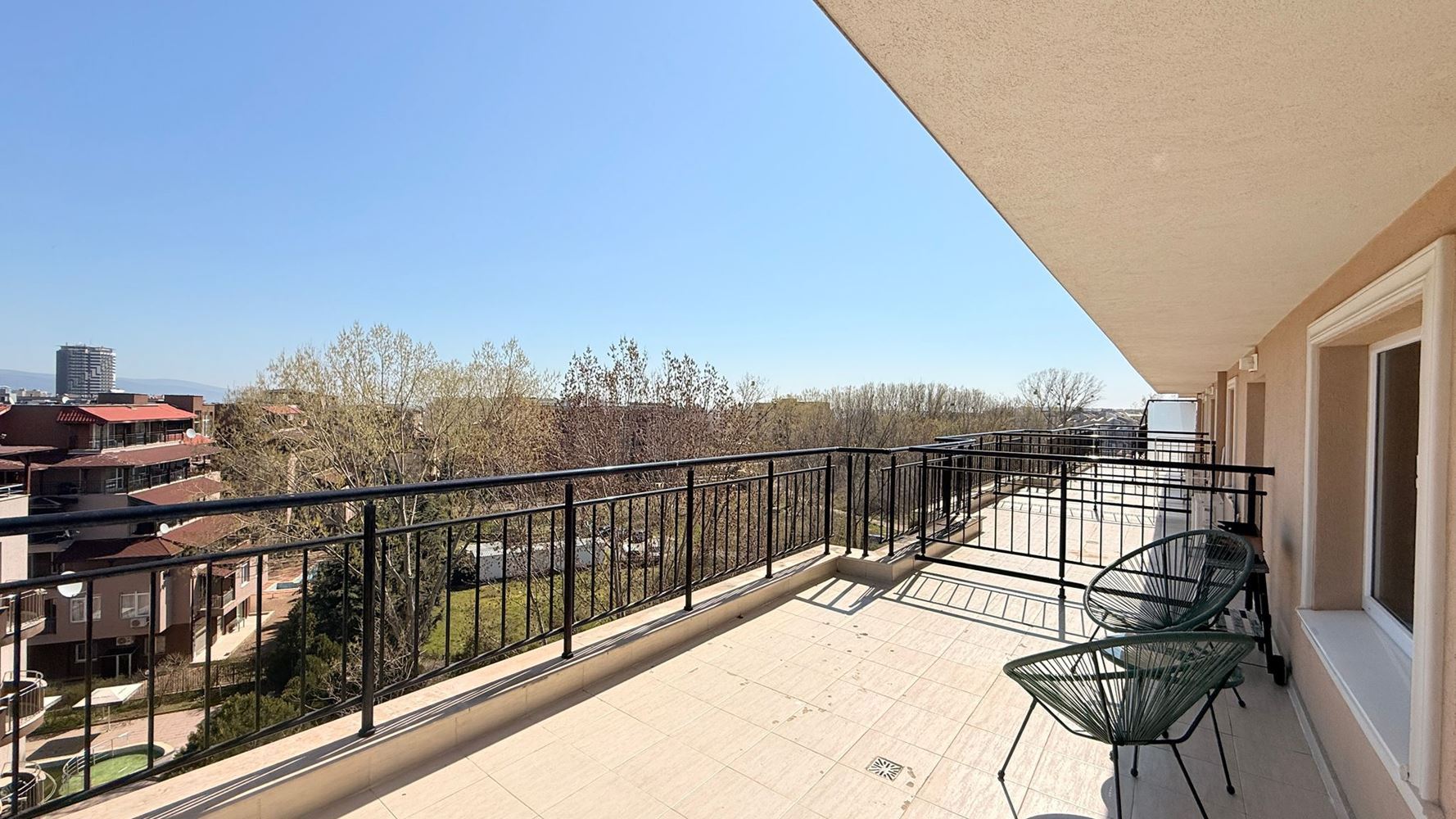 Luksusowy apartament dwupoziomowy z trzema sypialniami w sercu Słonecznego Brzegu – przestrzeń, styl i komfort na dwóch poziomach