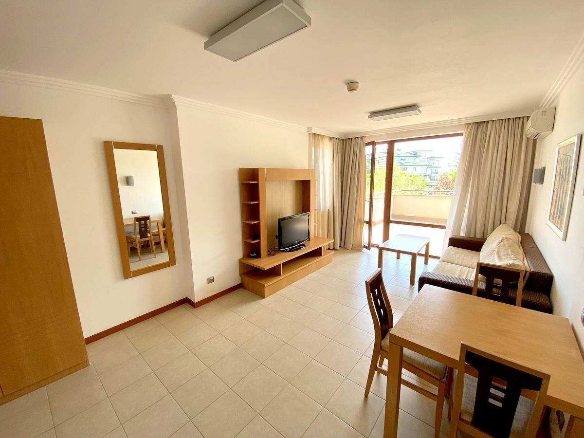 Mieszkanie dwupokojowe (z jedną sypialnią) w pierwszej linii morza w Ravda – luksus, natura i widok na basen