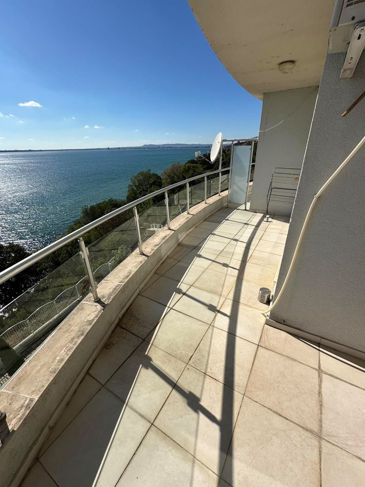 Pierwsza linia brzegowa w Sveti Vlas – imponujący apartament dwupoziomowy z trzema sypialniami, panoramicznym widokiem i ogromnym tarasem