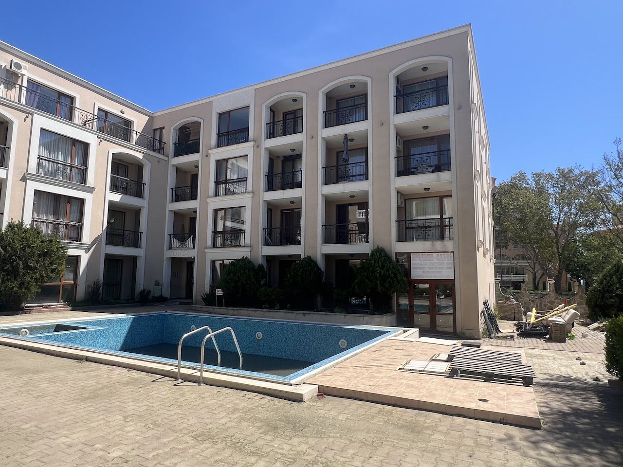 Przytulne studio w sercu Elenite – zaledwie kilka minut od plaży, w zamkniętym kompleksie z basenem i doskonałymi udogodnieniami