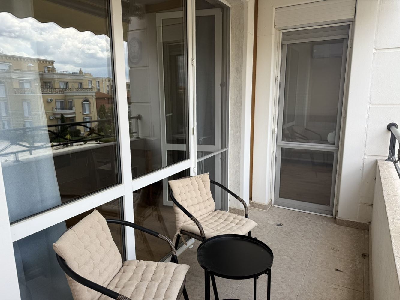 Stylowe mieszkanie z jedną sypialnią w nowoczesnym kompleksie w Rawdzie – doskonała inwestycja blisko morza