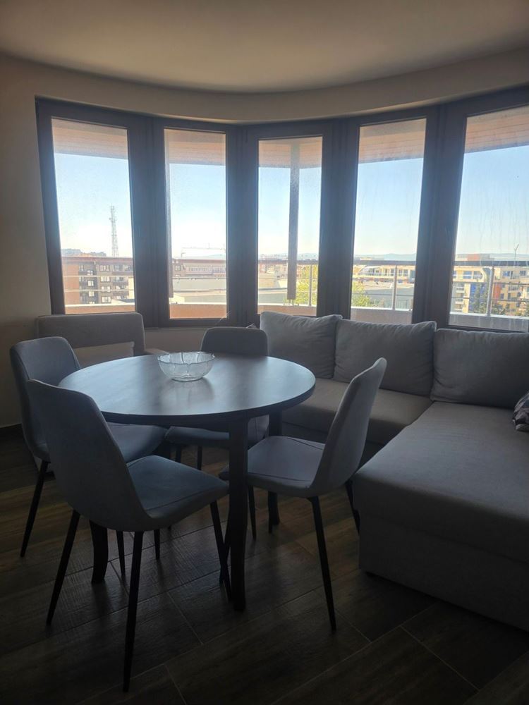 Przestronny apartament z dwiema sypialniami i częściowym widokiem na morze – doskonała lokalizacja blisko centrum i plaży