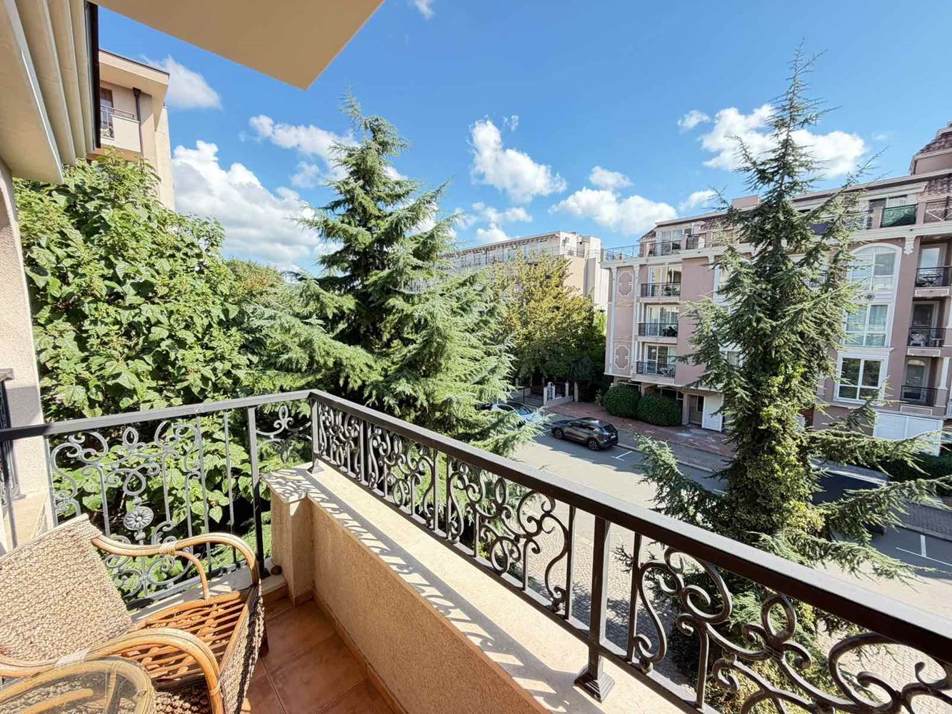 Luksusowy apartament z jedną sypialnią i widokiem na zieleń w prestiżowym kompleksie w Słonecznym Brzegu