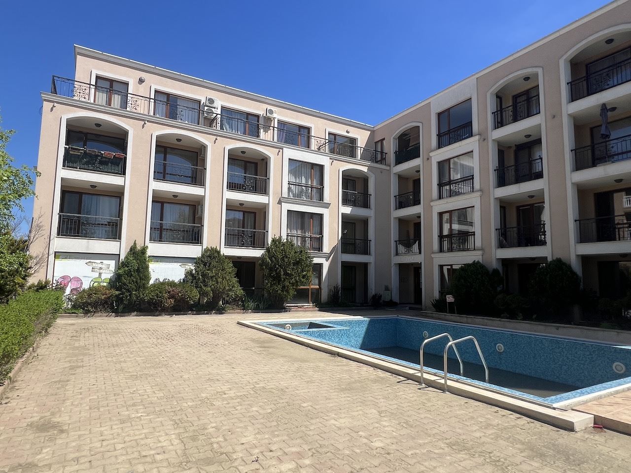 Przytulne studio w sercu Elenite – zaledwie kilka minut od plaży, w zamkniętym kompleksie z basenem i doskonałymi udogodnieniami