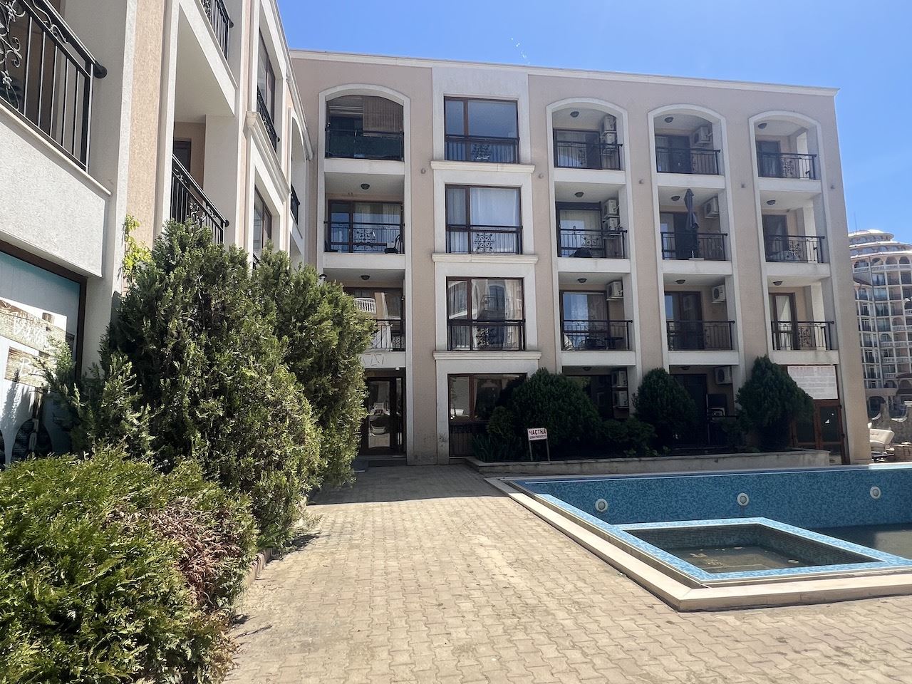 Przytulne studio w sercu Elenite – zaledwie kilka minut od plaży, w zamkniętym kompleksie z basenem i doskonałymi udogodnieniami