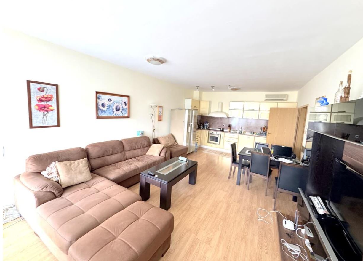 Apartament z dwiema sypialniami na pierwszej linii brzegowej w Rawdzie – panoramiczny widok na morze i prestiżowa lokalizacja