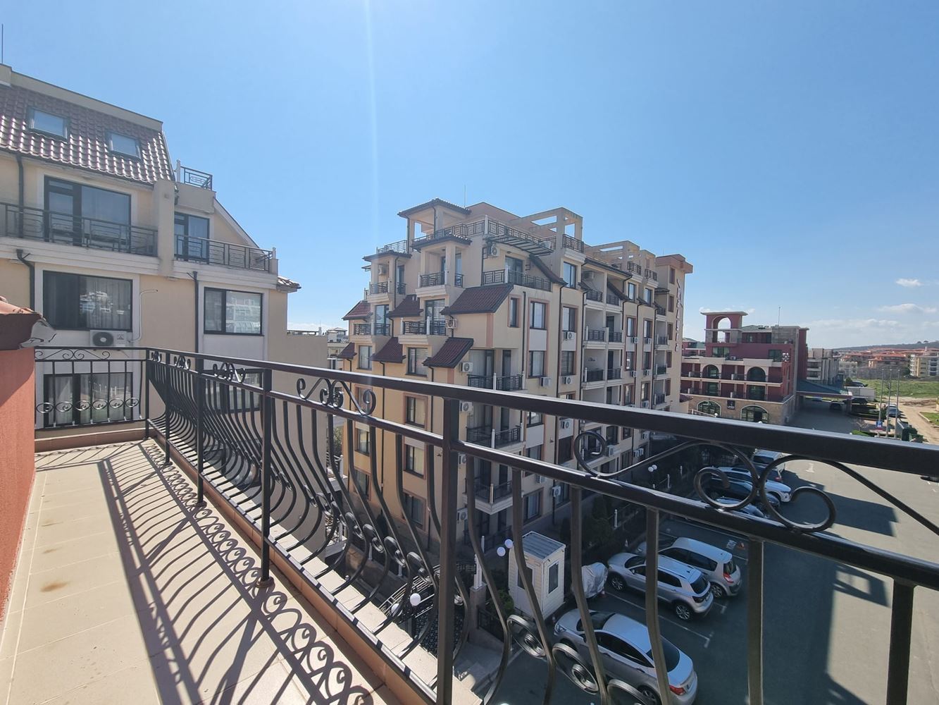 Jasne i nowoczesne mieszkanie w doskonałej lokalizacji – połączenie komfortu, natury i nadmorskiego klimatu