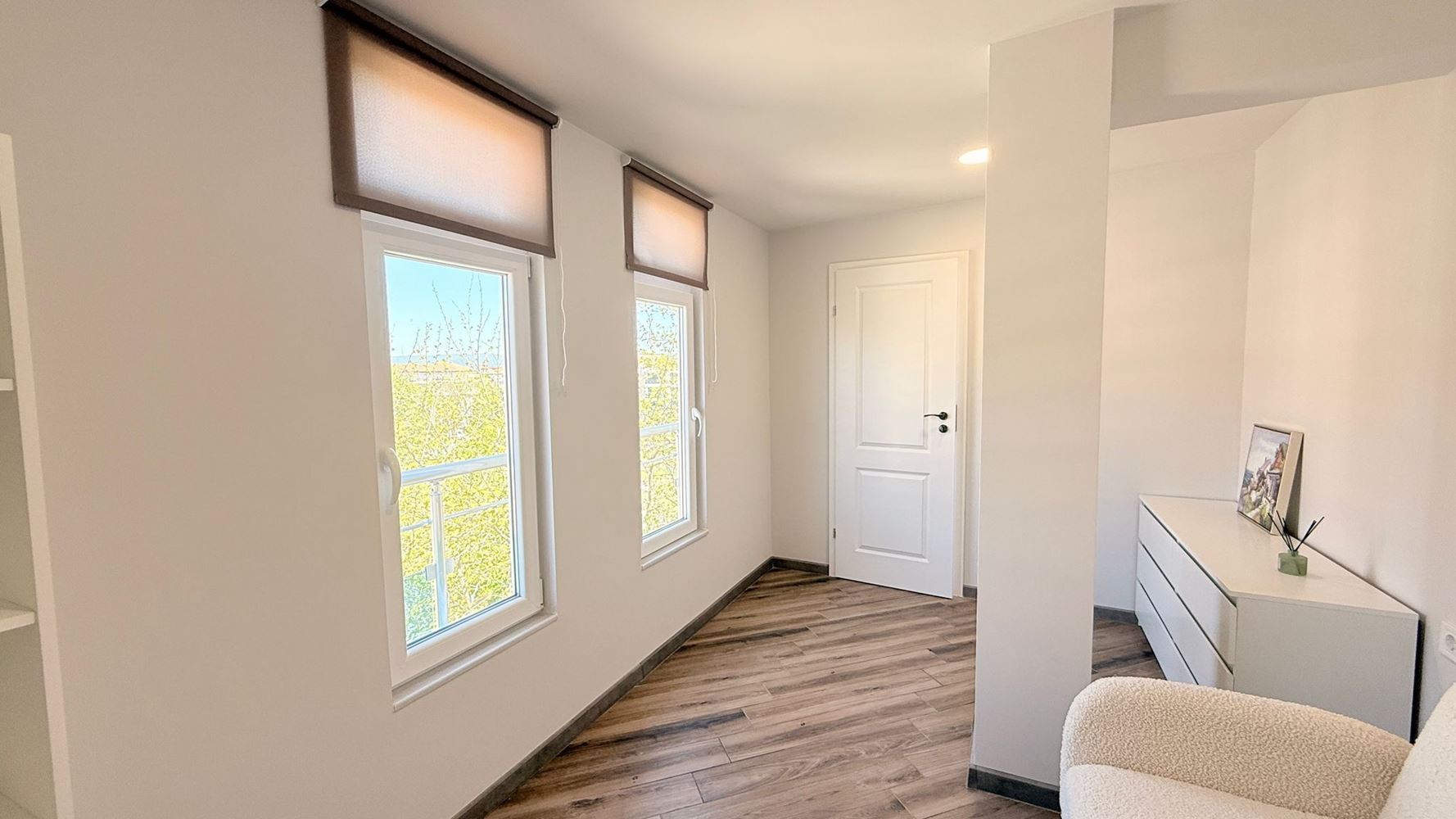 Luksusowy apartament z trzema sypialniami na pierwszej linii w Rawdzie – przestrzeń, prestiż i imponująca morska panorama