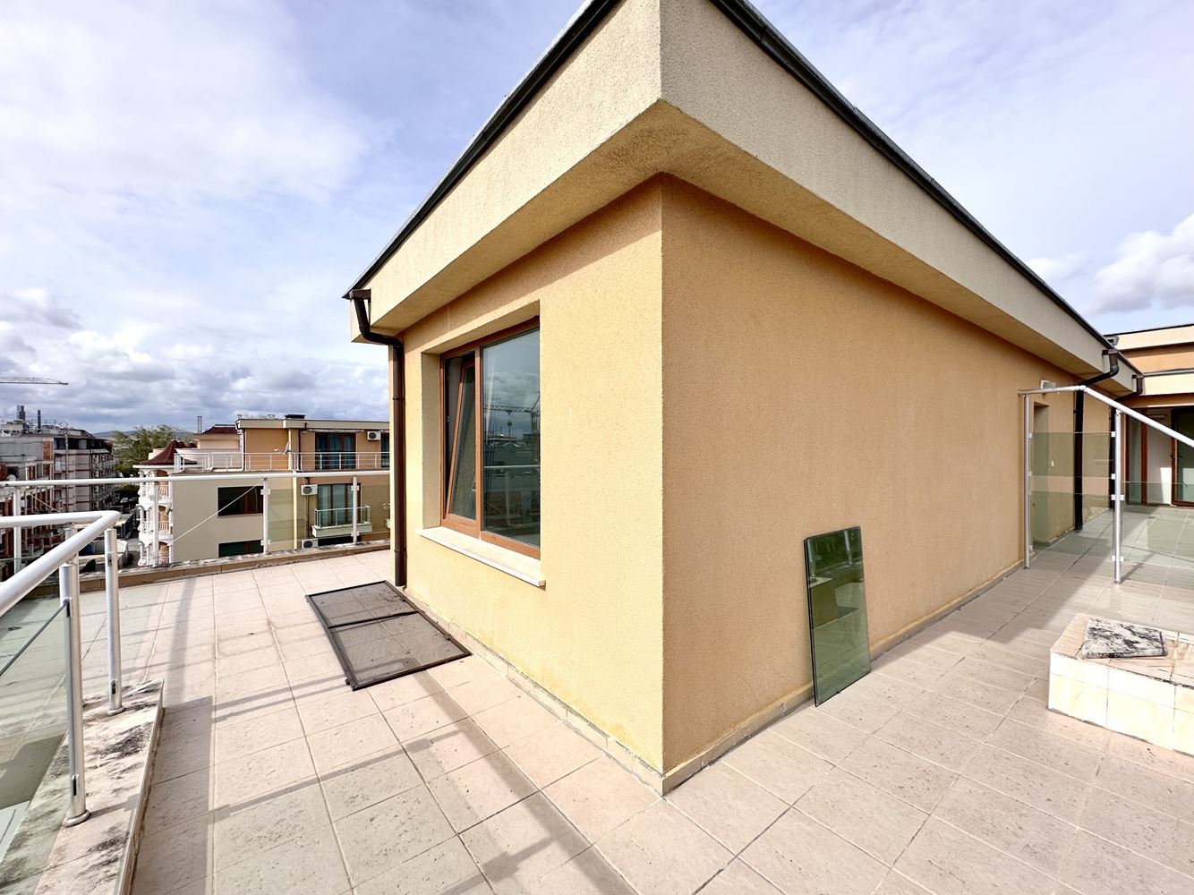 Przestronne studio z imponującym panoramicznym tarasem na Słonecznym Brzegu