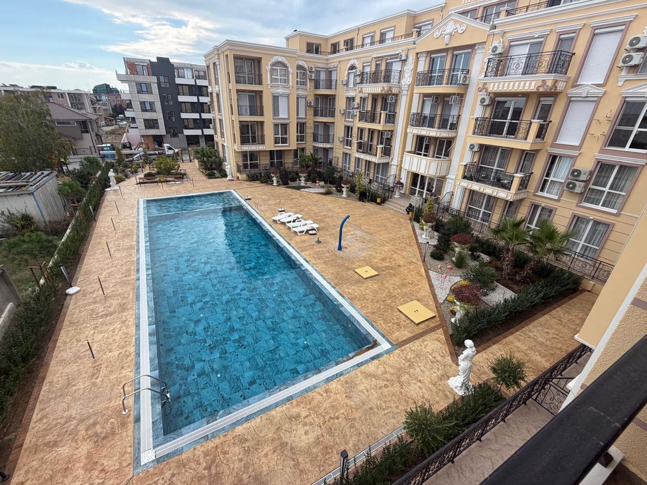 Apartament z 2 sypialniami w nowoczesnym kompleksie z pięknym otoczeniem zieleni w Rawdzie