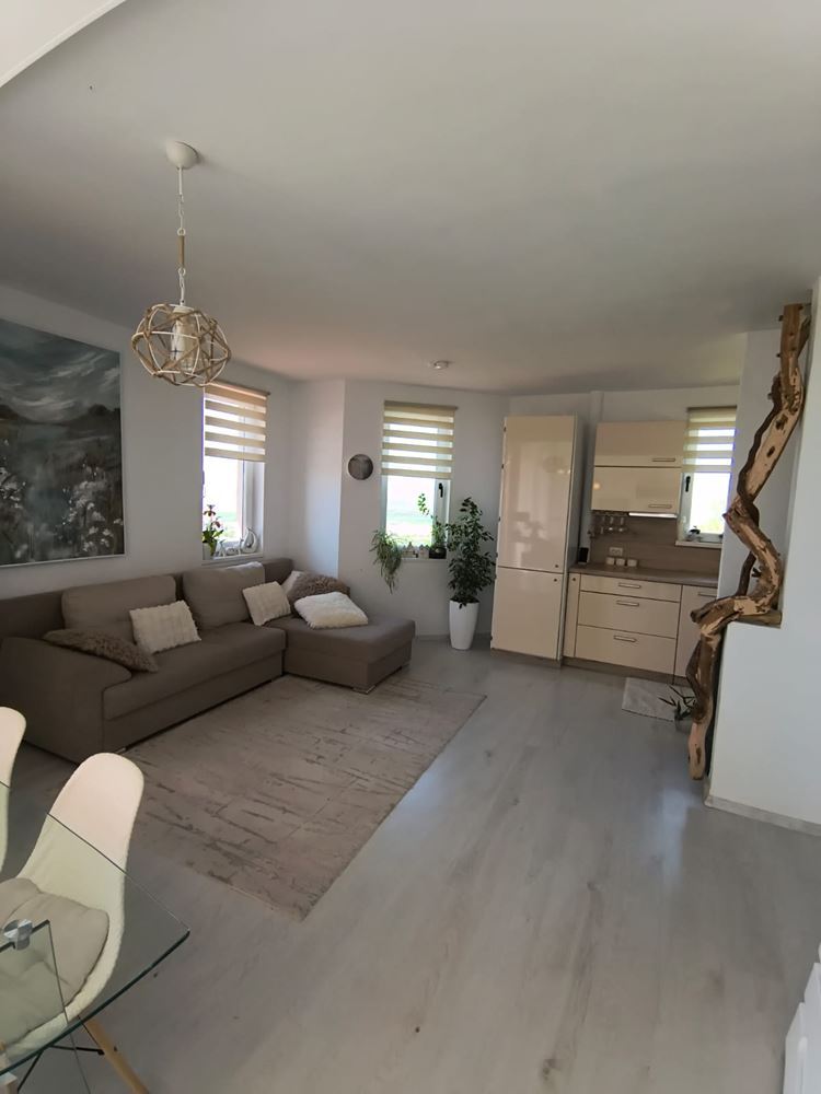 Odnowione mieszkanie dwupokojowe z panoramicznym widokiem w nowoczesnym kompleksie blisko Słonecznego Brzegu