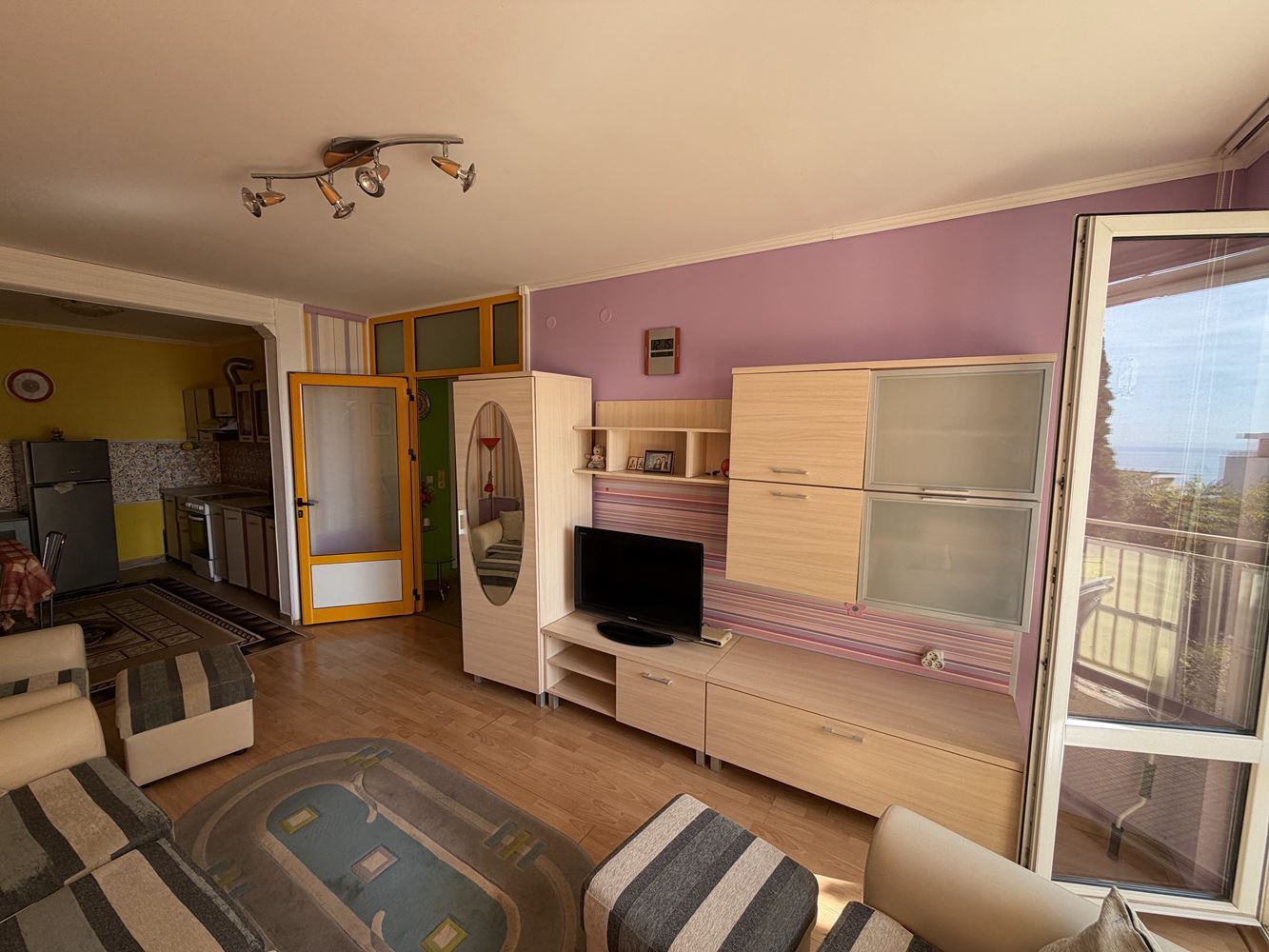 Apartament z jedną sypialnią, przestronnym tarasem i widokiem na morze w Sveti Vlas – 300 metrów od plaży