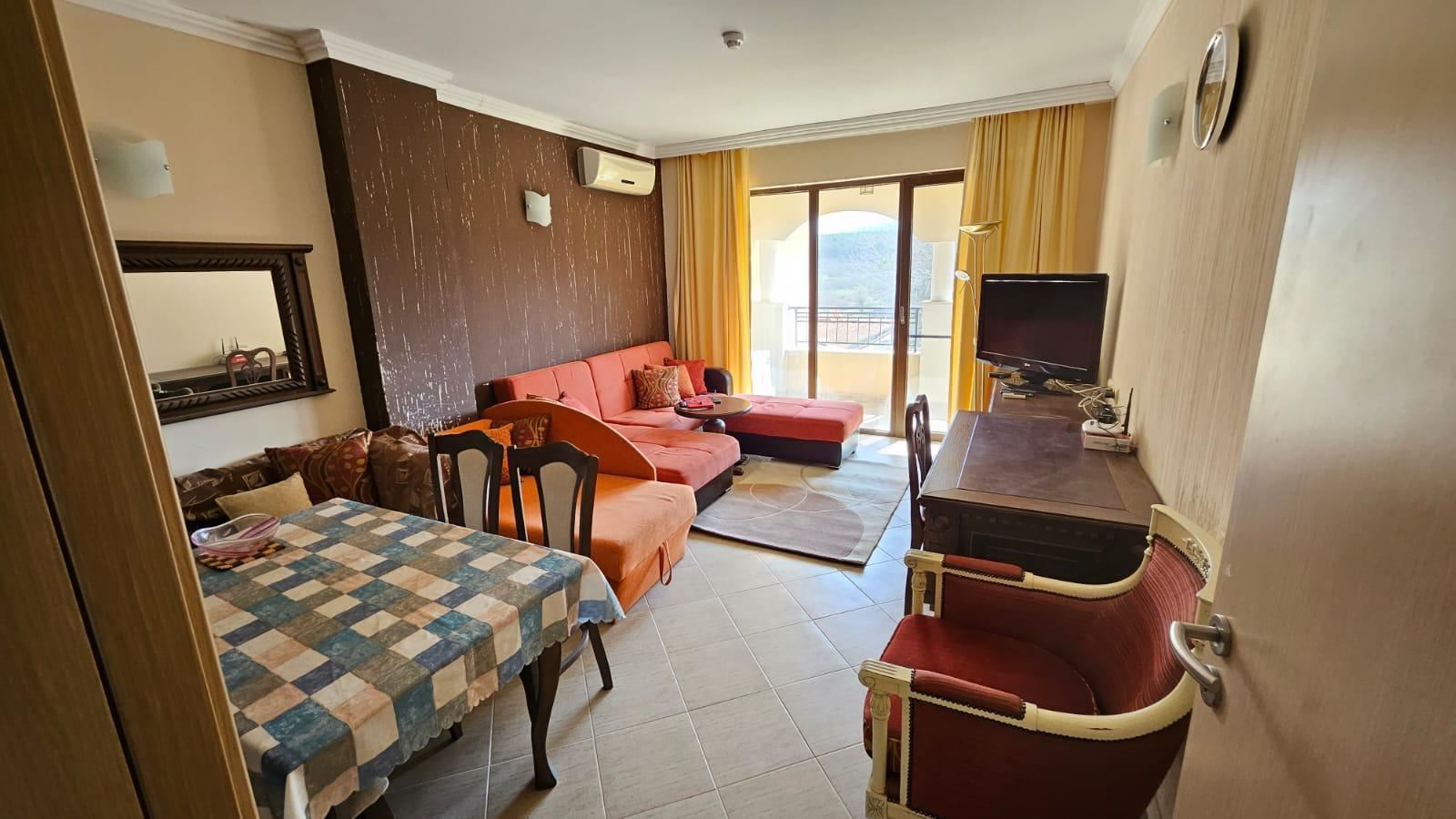 Przestronne mieszkanie z jedną sypialnią na pierwszej linii morza w Carewie z pełnym umeblowaniem