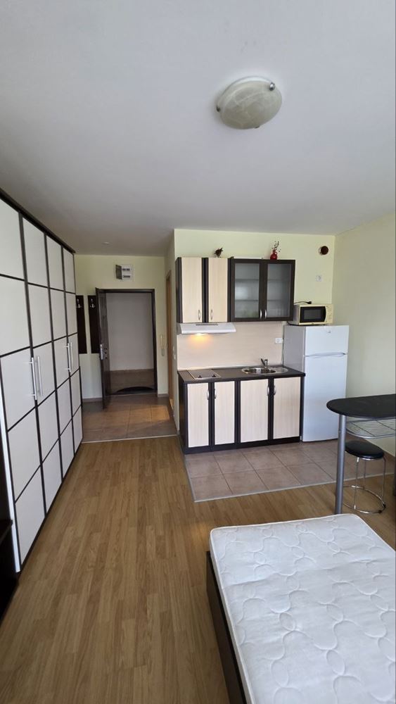 Praktyczne i przytulne studio w Słonecznym Brzegu – komfort i spokój z widokiem na basen