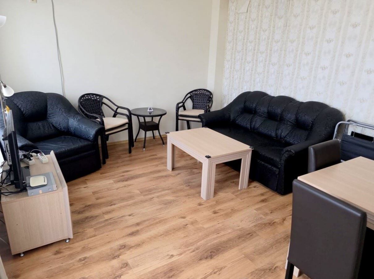 Przestronny apartament z jedną sypialnią w spokojnym kompleksie nad morzem w Rawdzie
