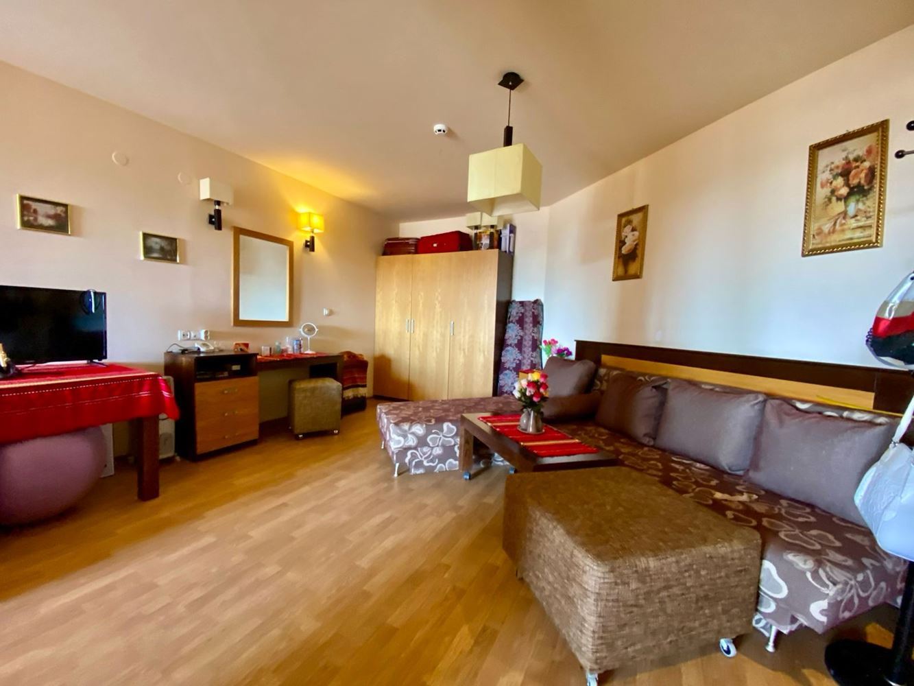 Przestronne w pełni umeblowane studio z widokiem na basen w Słonecznym Brzegu – komfort, spokój i doskonała inwestycja