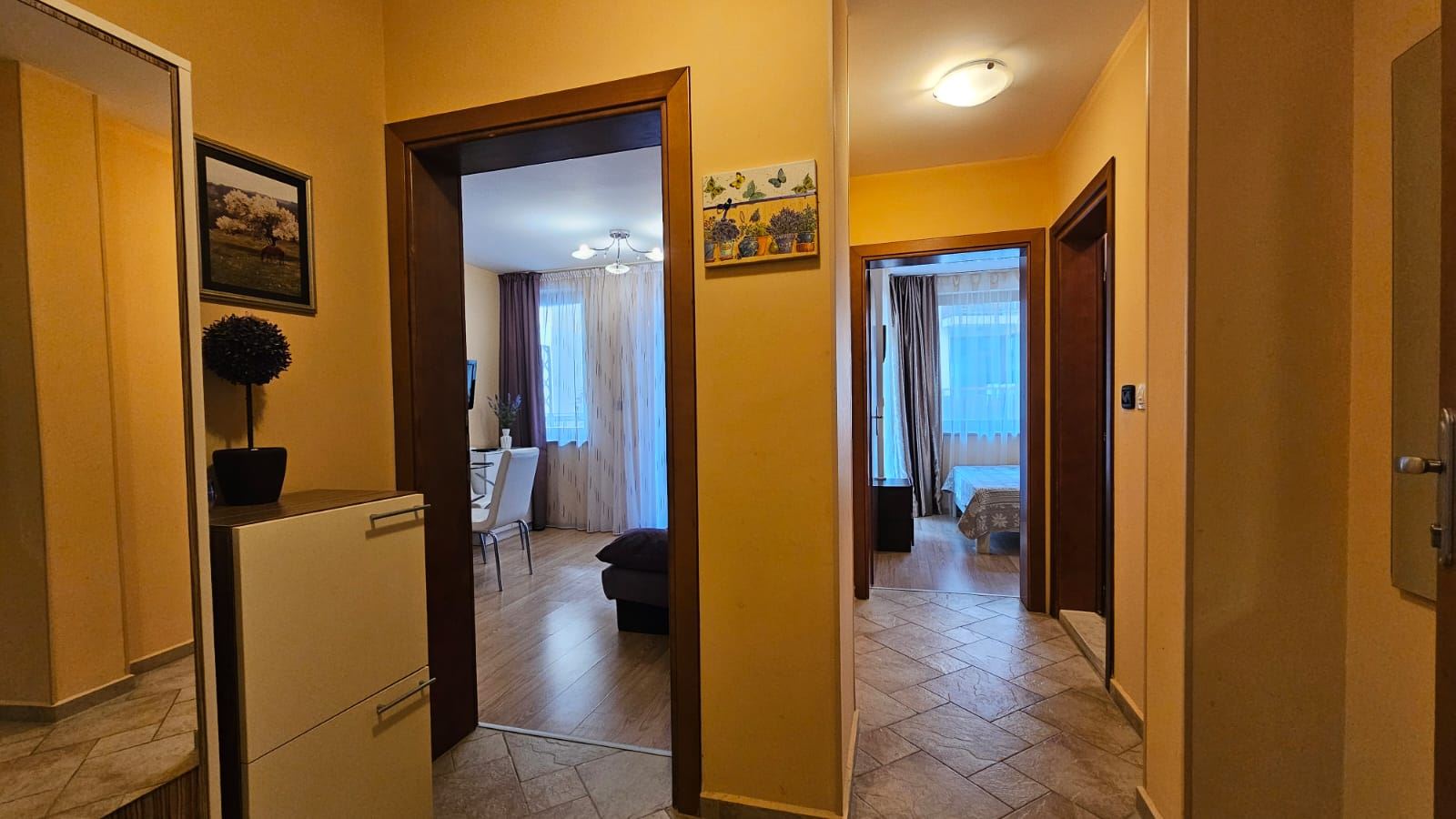 Przytulny i stylowo umeblowany apartament z jedną sypialnią i częściowym widokiem na morze