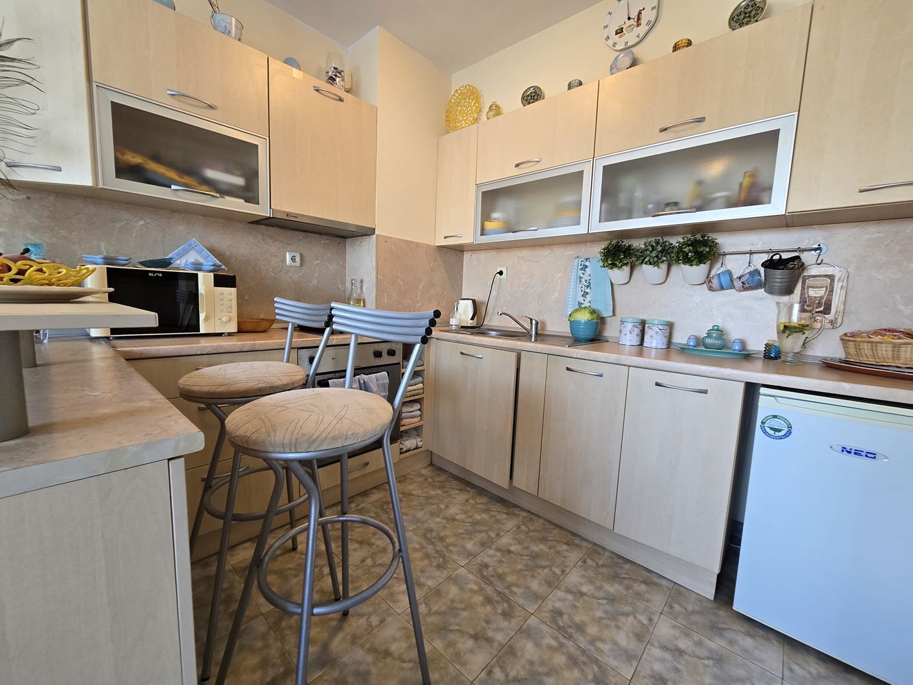 Dwupoziomowy apartament z pięknym widokiem na morze w Słonecznym Brzegu – doskonała lokalizacja zaledwie 200 metrów od plaży